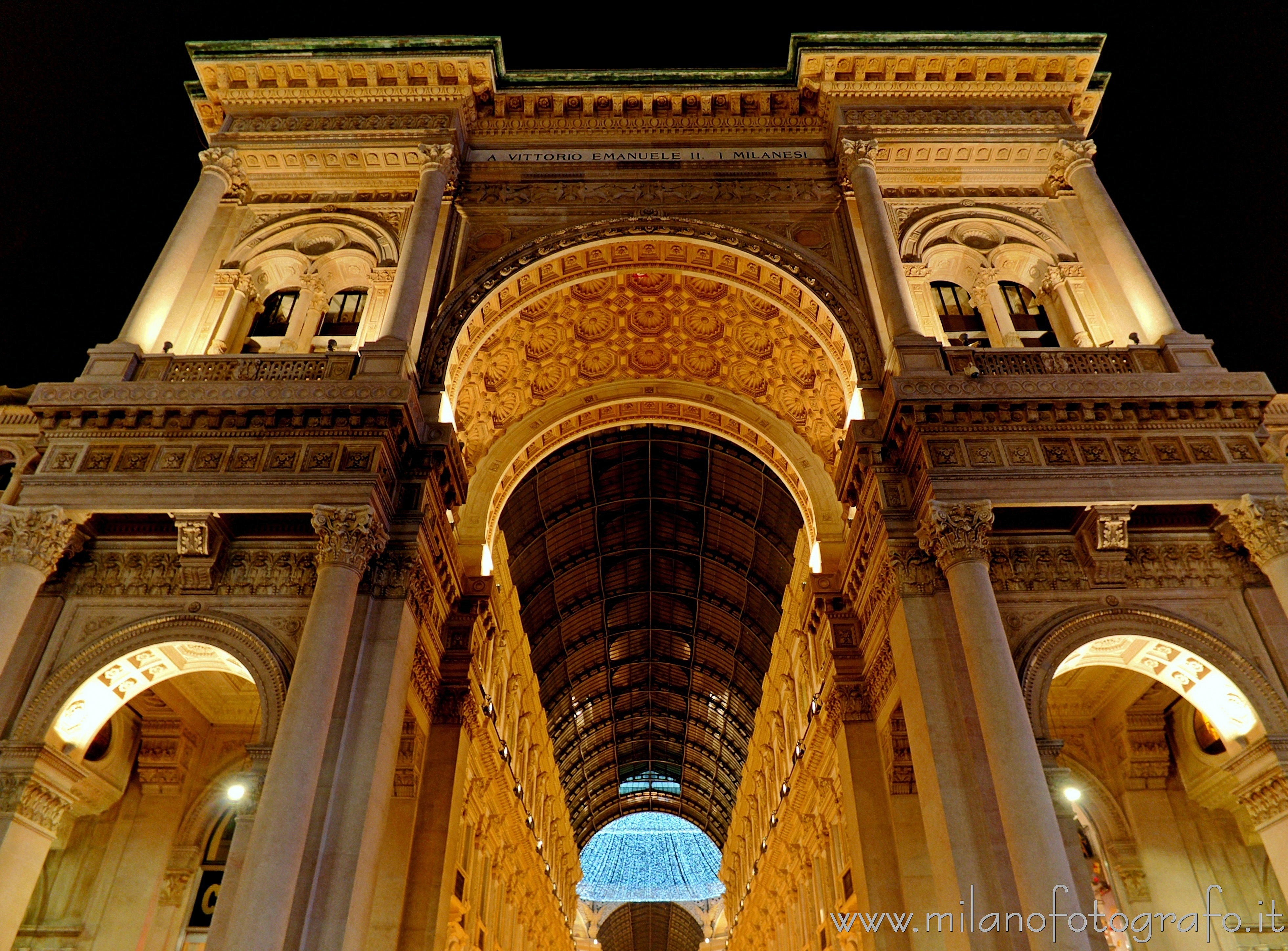 Milano - Arco d'entrata della Galleria Vittorio Emanuele allestita per il Natale